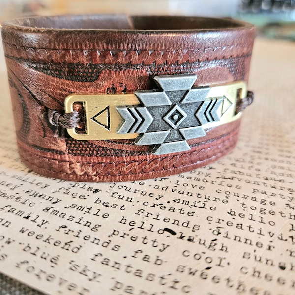 Vintage braunes Lederarmband mit antikisierter Silber- und Goldplatte für ein 20 cm Handgelenk