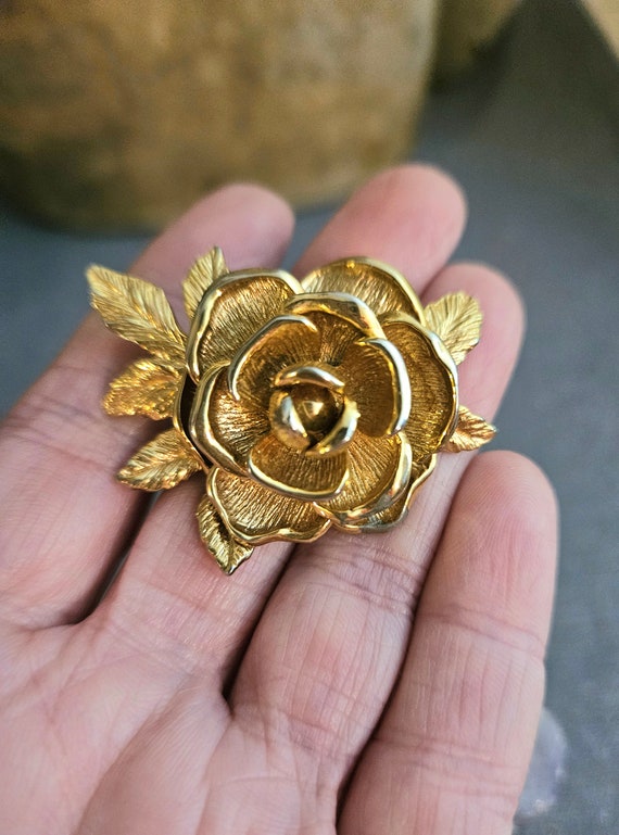 Vintage set of 2 gold tone Sarah Coventry brooch … - image 5