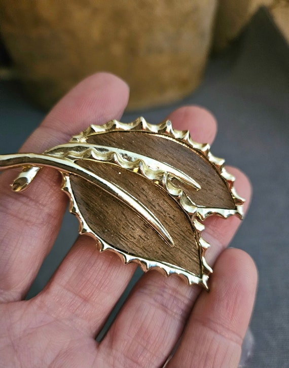 Vintage set of 2 gold tone Sarah Coventry brooch … - image 6