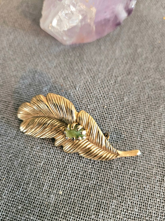 1950s Feather with green stone brooch pin beautifu