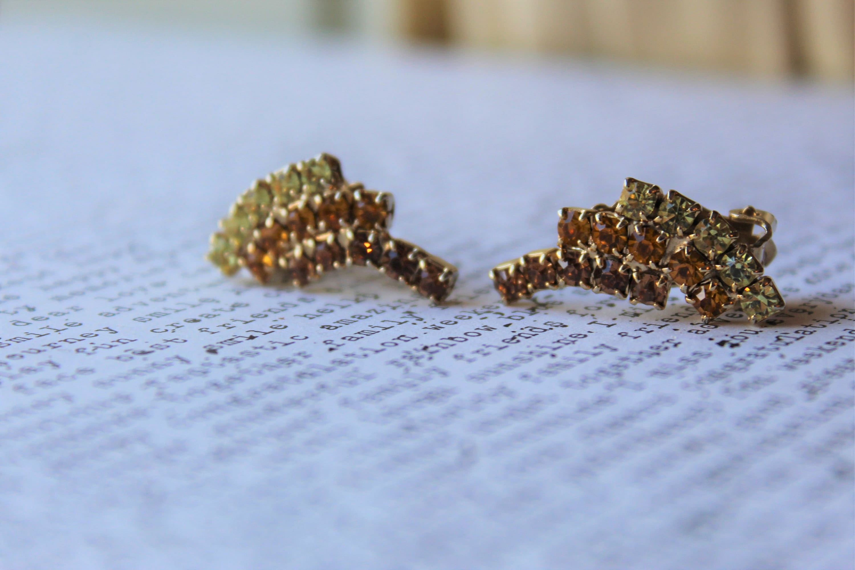 Boucles D'oreilles Clips Vintage Dorées – Style Dôme Pic – Année 1961, état Parfait