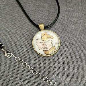 Collar vintage con página de libro de El Sastre de Gloster y ratón de Beatrix Potter, ilustración de latón, nostalgia, original, OOAK