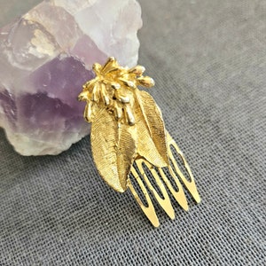 1950s Gold Tone Metal Hair Clip Textured Leaves, Hinged  display picture 2