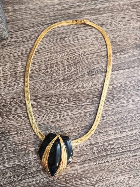 Black enamel & gold retro 1980s necklace EUC vint… - image 4