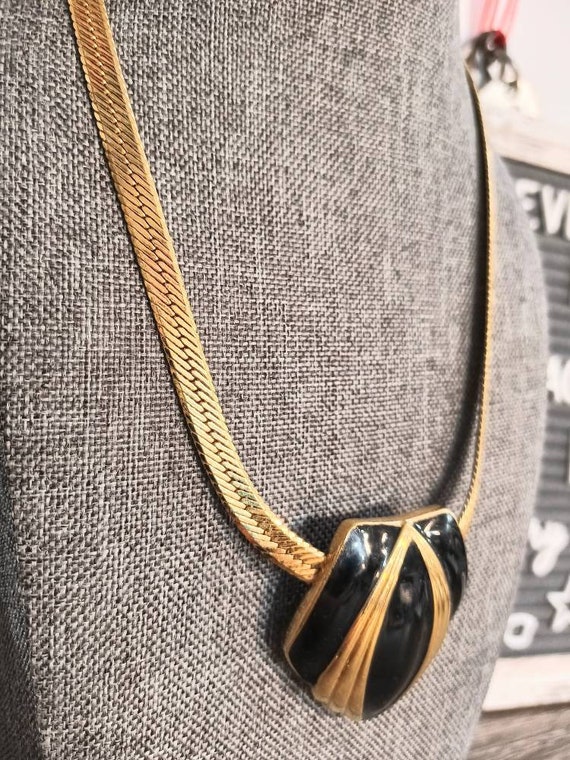 Black enamel & gold retro 1980s necklace EUC vint… - image 8