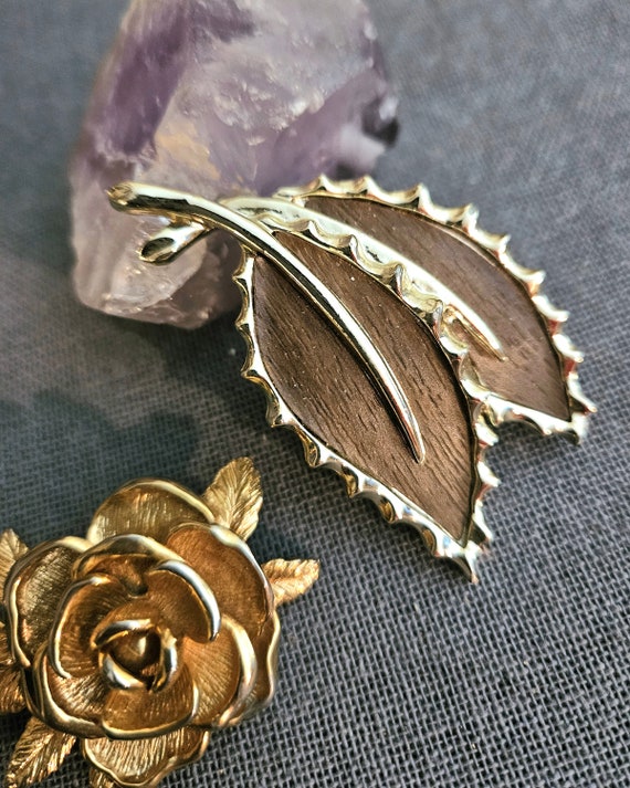 Vintage set of 2 gold tone Sarah Coventry brooch … - image 2
