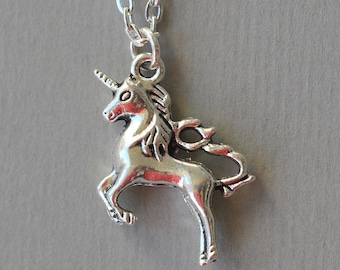 Collar con colgante de unicornio: joyería de fantasía en plata de ley