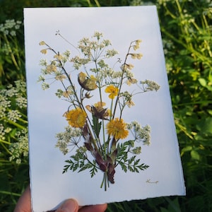 Een verjaardagskaart met echte geperste bloemen, botanische kunst, uniek bloemdessin, handgemaakt cadeau, persoonlijk cadeau voor haar, geperste bloemkunstwerk
