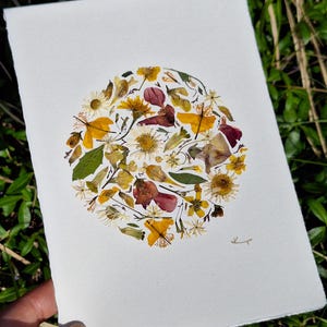 Une carte avec des fleurs pressées authentiques, herbier, fleurs pressées artistiques, carte d'anniversaire, design botanique unique, cadeau fait main, cadeau personnel