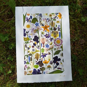 Een verjaardagskaart met authentieke geperste bloemen, verjaardagskaart, geperste bloemen, kunstwerk, handgemaakte kaart, persoonlijk cadeau, uniek bloemdessin