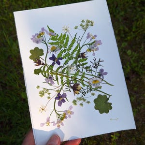Tarjeta de felicitación con flores prensadas reales, arte floral, diseño floral único, regalo ecológico, tarjeta de cumpleaños, tarjeta hecha a mano, regalo personal.