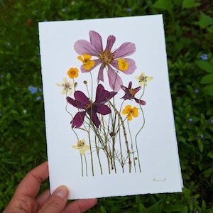 Une carte avec de vraies fleurs pressées, fleurs pressées artistiques, carte d'anniversaire, cadeau fait main, déco maison, design floral unique, cadeau personnel, Oshibana