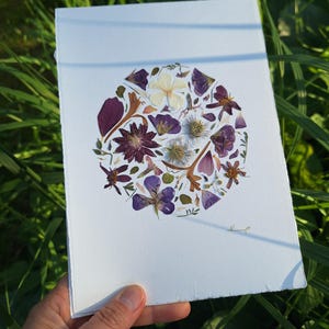 Um cartão de aniversário com flores prensadas autênticas, presente para ela, arte botânica, presente pessoal, cartão feito à mão, design floral exclusivo, presente ecológico