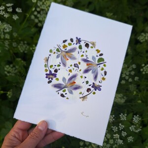 Biglietto di auguri di compleanno con fiori pressati VERI, biglietto fatto a mano, arte con fiori pressati, design botanico unico, regalo personale, decorazione per la casa, arte floreale
