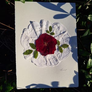 Romantische kaart met een ECHTE geperste roos en vintage kant; Handgemaakte kaart; Persoonlijk cadeau; Exclusief ontwerp; Geperste bloemkunst; Moederdagkaart