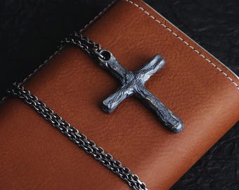 Colgante de cruz brutalista de plata de ley oxidada 925, collar de cruz rústica para hombre, joyería de plata
