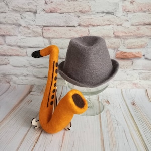 Newborn mini felted saxophone, guitar, Feltet hat,Sheet music, Baby Saxophonist,Mini musical instruments,Felted musicians props,Felted props