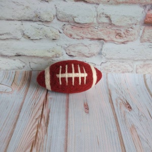Pasgeboren vilten American football-bal, vilten rugbybal, vilten sport rekwisieten, vilten decor rekwisieten, foto rekwisieten pasgeboren, vilten rekwisieten