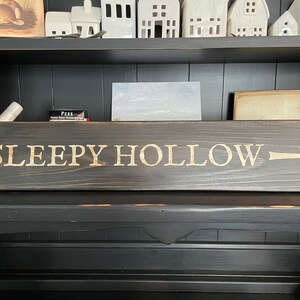Letrero de madera de Sleepy Hollow pintado a mano: decoración de Halloween con un toque desgastado imagen 1