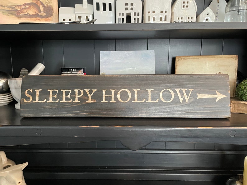 Letrero de madera de Sleepy Hollow pintado a mano: decoración de Halloween con un toque desgastado imagen 1