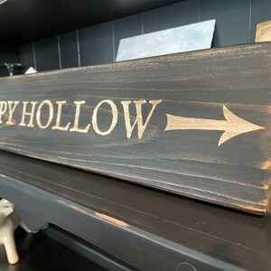 Letrero de madera de Sleepy Hollow pintado a mano: decoración de Halloween con un toque desgastado imagen 2