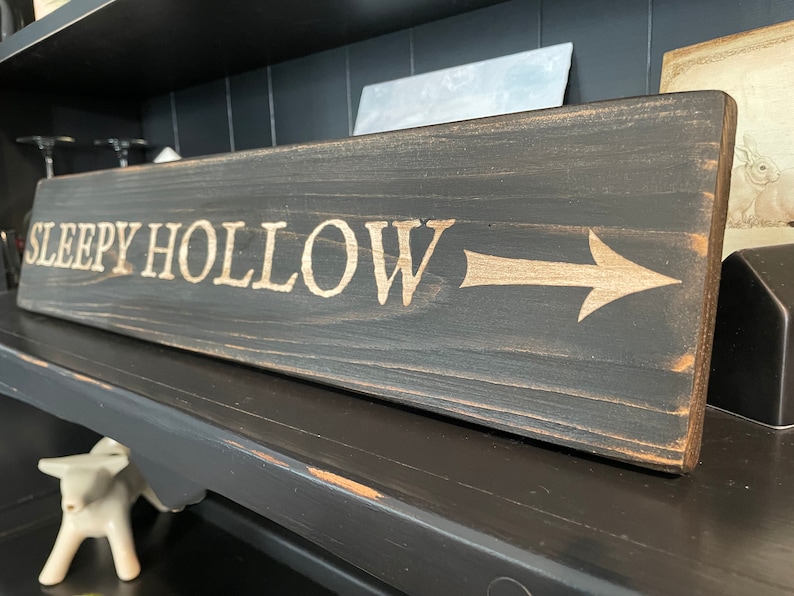 Letrero de madera de Sleepy Hollow pintado a mano: decoración de Halloween con un toque desgastado imagen 2
