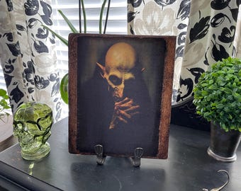 Letrero de madera de Nosferatu: arte de terror primitivo antiguo