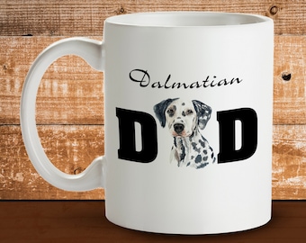 Könnte beinhalten: Weiße Keramiktasse mit einem Dalmatiner-Hund-Design. Die Tasse zeigt das Wort "Dalmatian" in einer Schreibschrift über dem Wort "DAD" in fetten, schwarzen Großbuchstaben. Der Hund hat schwarze Flecken und befindet sich zwischen den Buchstaben.