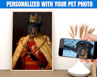 Könnte beinhalten: Ein digitales Gemälde eines Rottweilers, der eine goldene Krone und eine königliche Robe trägt. Der Hund schaut direkt auf den Betrachter. Das Gemälde ist in einem goldenen Rahmen. Ein Smartphone im Vordergrund zeigt ein Foto desselben Hundes.