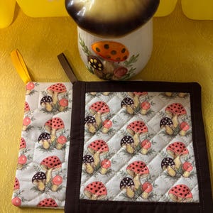 Complement Sears &quot;Merry Mushroom&quot; Pot Holders Set of 2 (Hand Crafted)