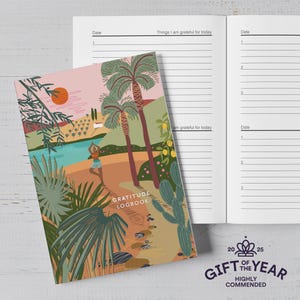 Puede incluir: Un diario de gratitud con una colorida portada que representa una escena tropical con palmeras y una persona haciendo yoga. El libro abierto muestra p&aacute;ginas rayadas para entradas diarias. La portada dice "GRATITUDE LOGBOOK".