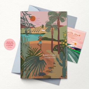 Puede incluir: Un diario de gratitud y una tarjeta con una ilustraci&oacute;n de paisaje tropical. El diario presenta a una persona haciendo yoga en una playa, palmeras y las palabras "GRATITUDE LOGBOOK". La tarjeta dice "with love" y tiene una escena de puesta de sol.