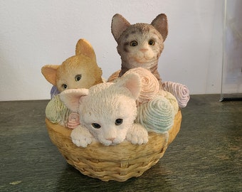 Stone Critters Basket of Kittens met garen/3 kittens in mand/Large Cat Beeldje/Heavy Cat Sculpture