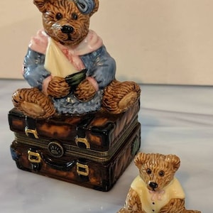 Boyds björnar, björnkeramik, prydnadsskrin, smyckesskrin med gångjärn, björn med segelbåt, 2-delat set, 2:a upplagan, #2898, samlarskrin med gångjärn från 1998