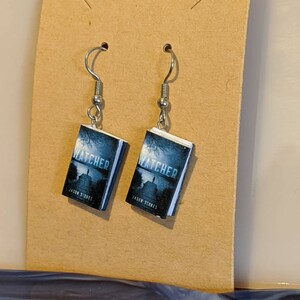 Boucles d’oreilles miniatures de livre/cadeau pour des lecteurs/Watcher par Jason Stokes/Mini couverture de livre/bijoux littéraires/ver de livre/cadeau pour l’amant de livre