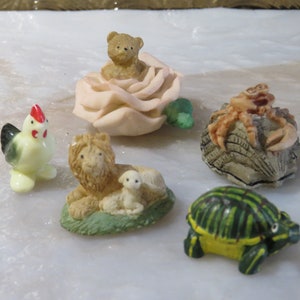 Lote de 5 figuras vintage en miniatura / critters de piedra Minis / madera pintada a mano tortuga / muñeca casa figuras / oso / pollo / cordero & cangrejo