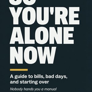 Op de afbeelding: Een boekomslag met een donkergrijze achtergrond en dikke witte tekst die luidt: SO YOU'RE ALONE NOW. Daaronder staat een gele horizontale lijn boven de ondertitel: A guide to bills, bad days, and starting over. Het bevat de tekst: Nobody hands you a manual for this, en By Josh Jensen.