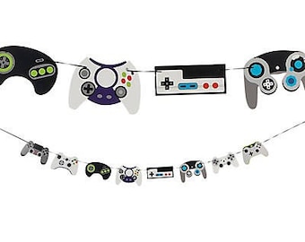 Puede incluir: Una guirnalda decorativa con diseños de mandos de videojuegos en negro, blanco, gris y verde. Los mandos están ensartados en una cuerda, ideal para una fiesta o decoración de habitación temática de juegos.