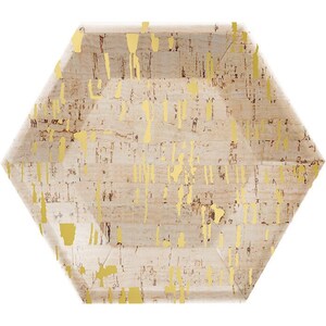 May include: A hexagonal cork plate with a natural wood grain pattern. The plate is adorned with gold-colored paint streaks, creating a decorative and artistic design. The plate is suitable for serving food or as a decorative item.