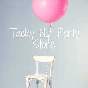 Może przedstawiać: R&oacute;żowy balon unosi się nad białym, zniszczonym krzesłem na jasnoniebieskim tle. Tekst "Tacky Nut Party Store" jest napisany białą czcionką. Obraz sugeruje sklep z artykułami imprezowymi.