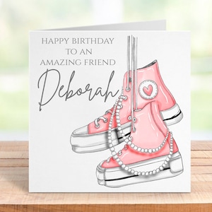 Biglietto di auguri di compleanno personalizzato per una donna straordinaria, design con sneakers rosa e perle, biglietto di auguri con nome personalizzato