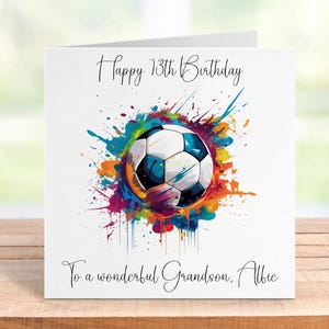 Cartão de aniversário de futebol personalizado, qualquer idade, nome e parentesco, design de futebol com respingos de cor, cartão esportivo personalizado para meninos ou meninas