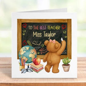Gepersonaliseerde lerarenkaart, schattige teddybeer en schoolbordontwerp, voor de beste leraar van een meisje