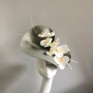 Kapelusz w kolorze szałwii, kość słoniowa, orchidee, pióra, matka panny młodej, pan młody, gość weselny, formalna okazja, wydarzenie, Ascot, Kentucky Derby Classic