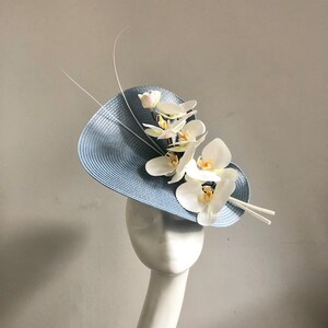 Jasnoniebieski, kości słoniowej, orchidea, kapelusz, fascynator, ozdoba na głowę, matka panny młodej, pan młody, gość weselny, formalne wydarzenie, okazja, wyścigi Ascot, Derby Classic