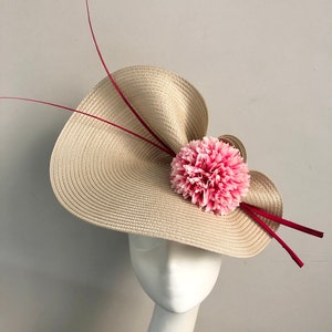 Beżowy Różowy Kapelusz Fascynator Nakrycie głowy Pompon Matka Panny Młodej Pan Młody Gość Weselny Formalna Okazja Wydarzenie Wyścigi Ascot Kentucky Derby Kościół