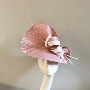 Jasnoróżowy kapelusz w kolorze kości słoniowej, ślub, okazja, formalny fascynator, Royal Ascot Races, Kentucky Derby, matka panny młodej, pan młody, wydarzenie, duży, klasyczny, nakrycie głowy