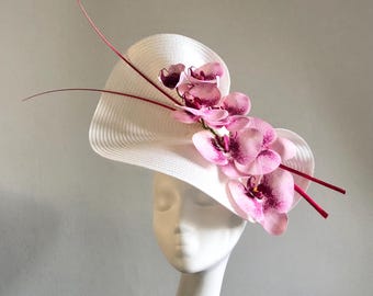 Witte hoed met donkerroze gemengde orchideeën stekels Moeder van bruid bruidegom Bruiloftsgast Formele gelegenheid Royal Ascot Races Kentucky Derby Church
