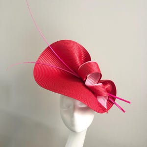 Czerwony Różowy Kapelusz Fascynator Royal Ascot Formalna Okazja Gość Weselny Matka Panny Młodej Pan Młody Kentucky Derby Duże Kościelne Wyścigi