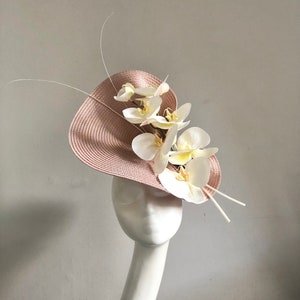 Jasnoróżowy kapelusz Kość słoniowa Orchidee Kolce Matka panny młodej Pan młody Gość weselny Formalne wydarzenie Okazja Klasyczny fascynator Ascot Kentucky Derby Kościół